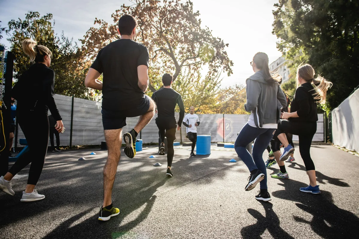 Gruppe beim Outdoor-Training in der Stadt